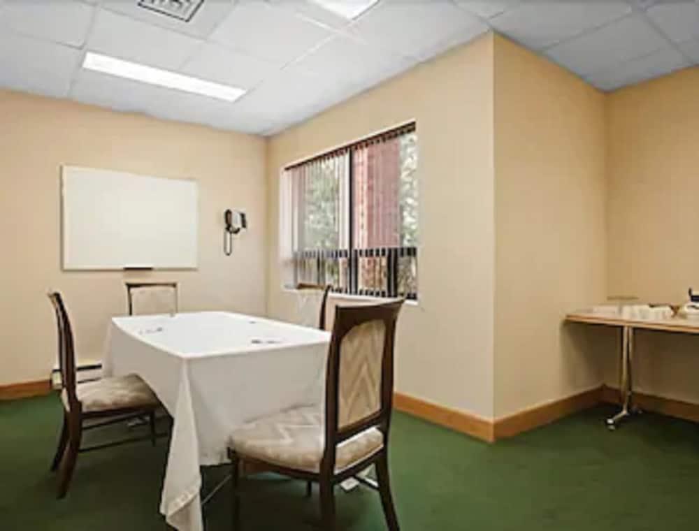 Travelodge By Wyndham Chatham Extérieur photo